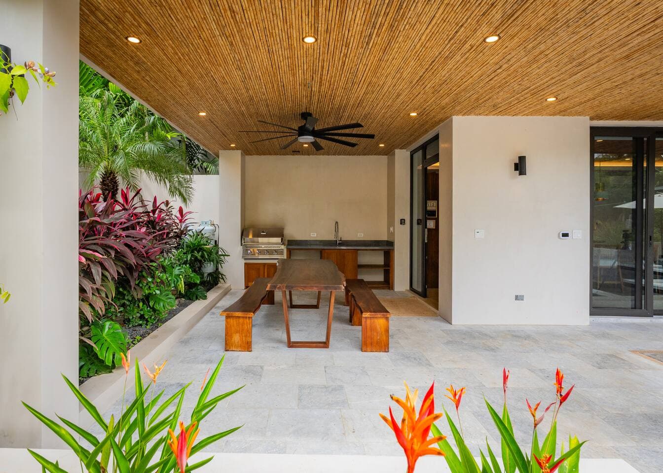 Outdoor kitchen & lounge