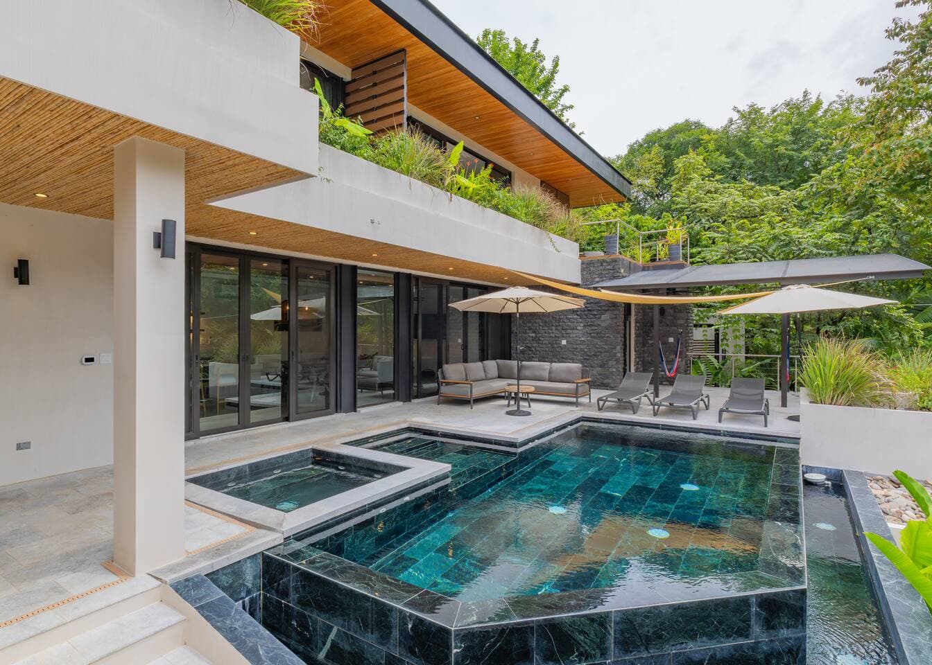 Pool & Jacuzzi