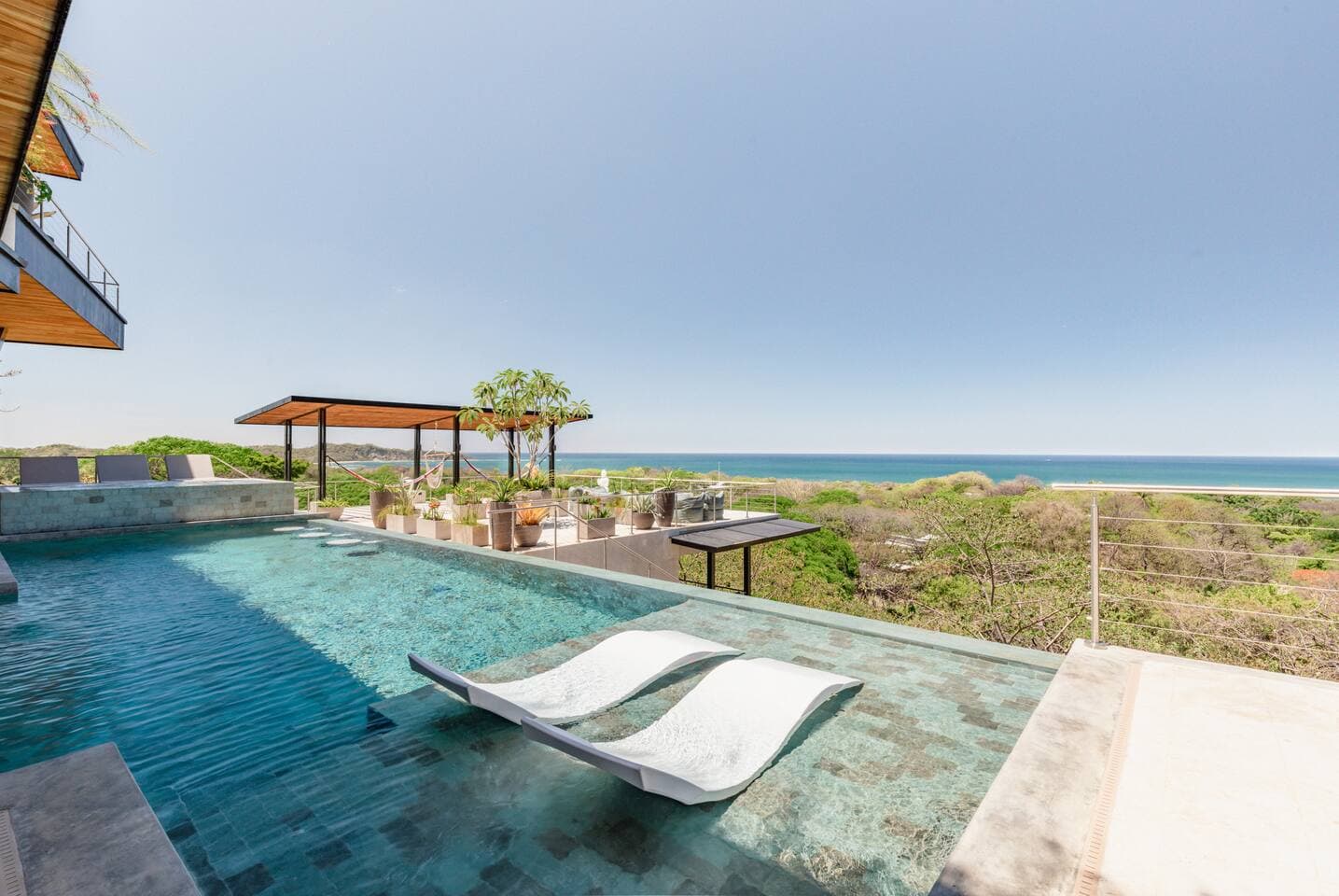 Pool & Jacuzzi